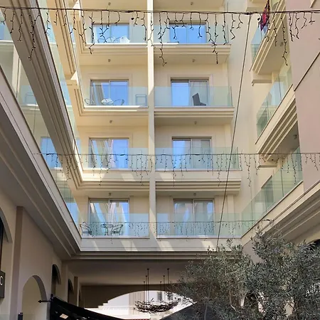 Large Next To The * ラルナカ