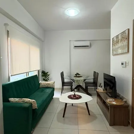 1 Bedroom Flat Near Finikoudes 아파트