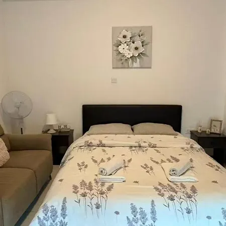 1 Bedroom Flat Near Finikoudes Apartamento