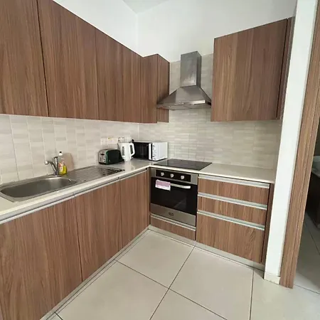 1 Bedroom Flat Near Finikoudes * ラルナカ